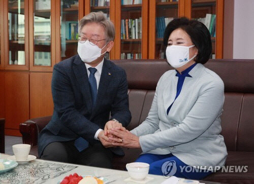 박영선(오른쪽) 전 장관과 이재명 민주당 후보. 연합뉴스